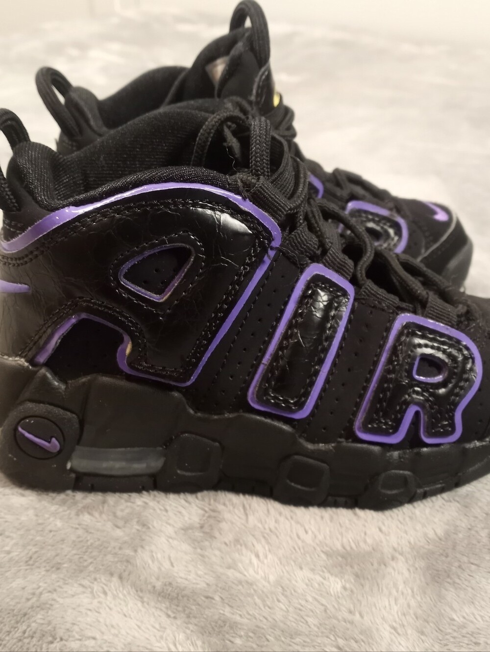 Nike Air kids More Uptempo sneakers in black with purple accents, size US 11C - Picture 3 of 9